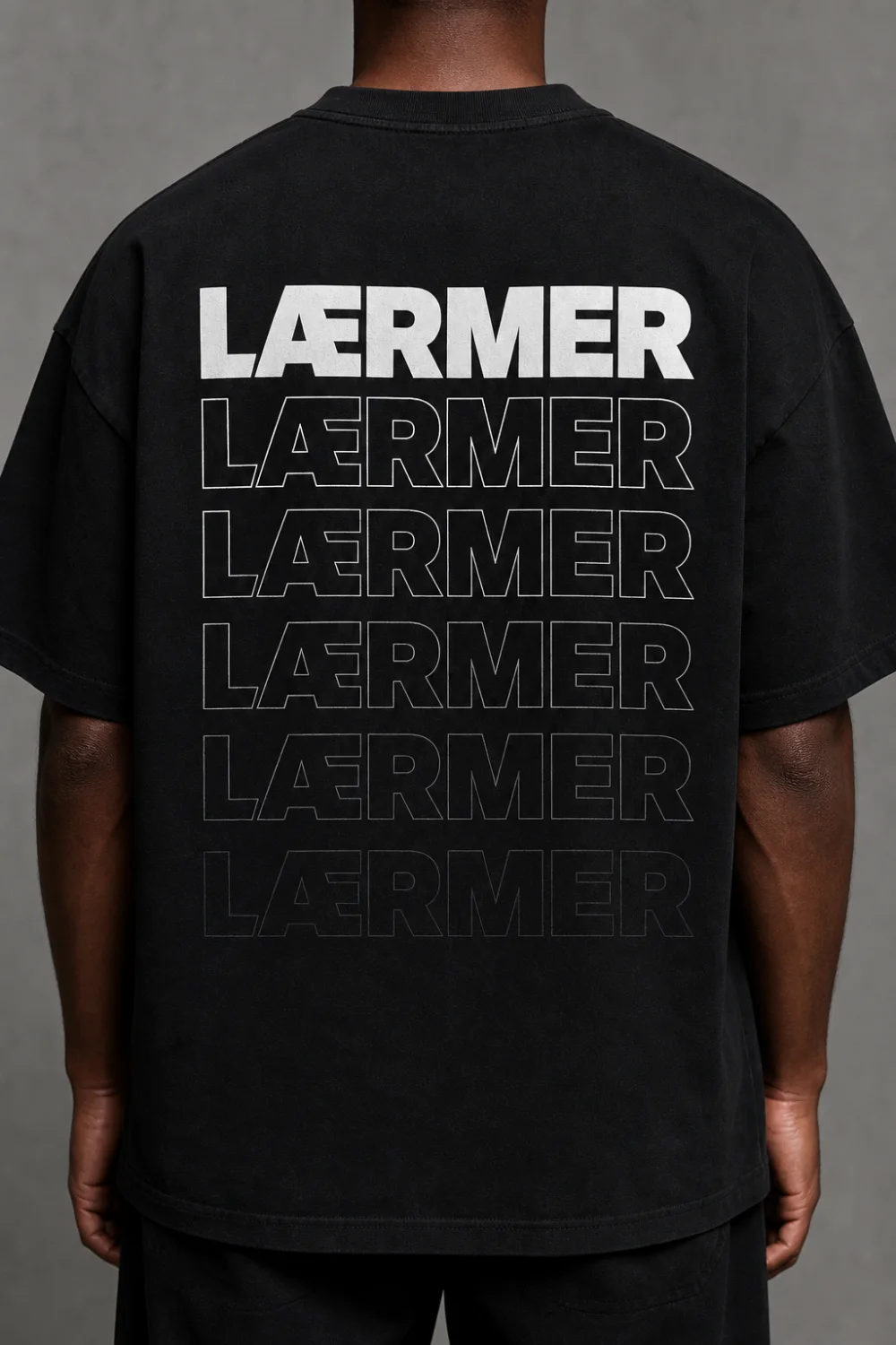 Schwarzes Oversize-Shirt mit wiederholtem LAERMER-Schriftzug auf dem Rücken